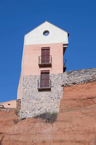 Edifício Estreito Uma Parede Com Duas Varandas Uma Janela Circular — Fotografia de Stock