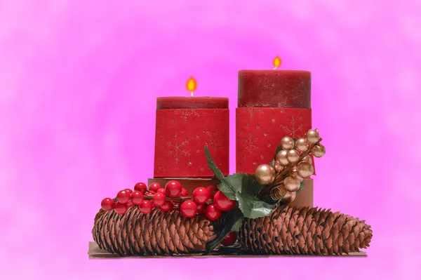 Zwei Rote Dekorative Weihnachtskerze Auf Rosa Hintergrund — Stockfoto