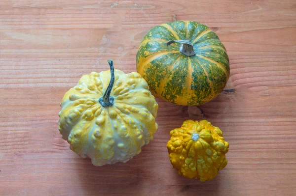 Trois Petites Citrouilles Jaunes Sur Fond Bois — Photo