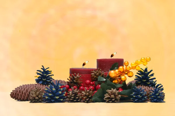 Weihnachtsstillleben Mit Kerzen Und Tannenzapfen Auf Gelbem Hintergrund — Stockfoto