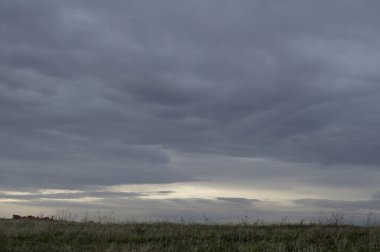 Akşamları gökyüzü ve bulutlarla kaplı manzara