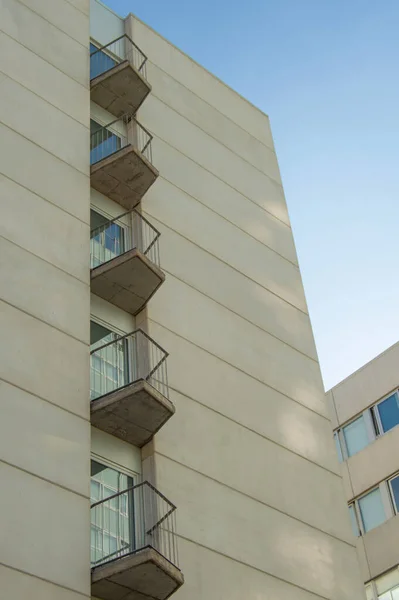 Moderne Glatte Gebäudefassade Mit Kleinen Unregelmäßig Geformten Balkonen Madrid Spanien — Stockfoto