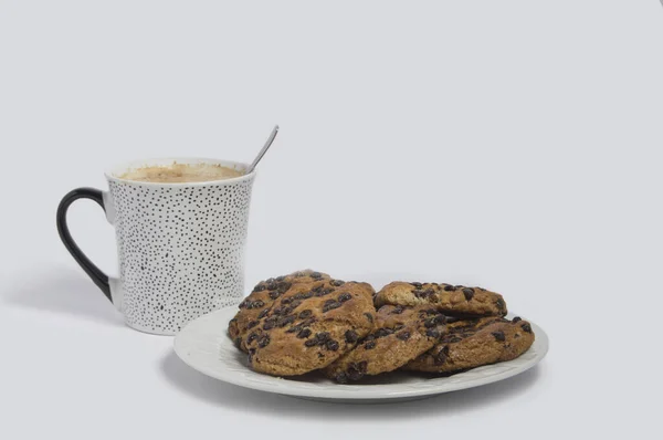 Taza Café Con Leche Plato Blanco Con Galletas Aislado Sobre —  Fotos de Stock