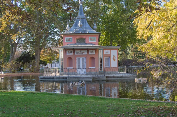 マドリードのレティーロ公園に池のある新古典主義のパビリオン — ストック写真