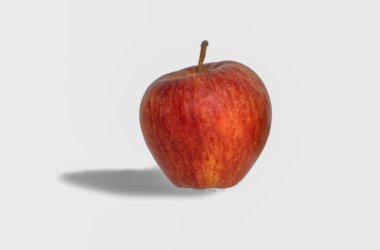 Kırmızı elma kraliyet galası beyaz arkaplanda izole edildi