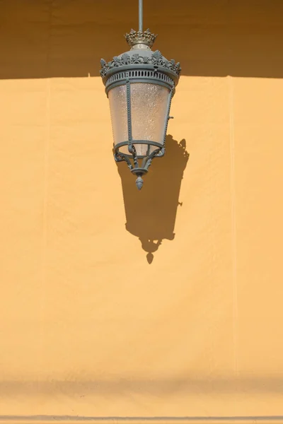 Lampa Hlavním Náměstí Madridu Před Markýzou — Stock fotografie