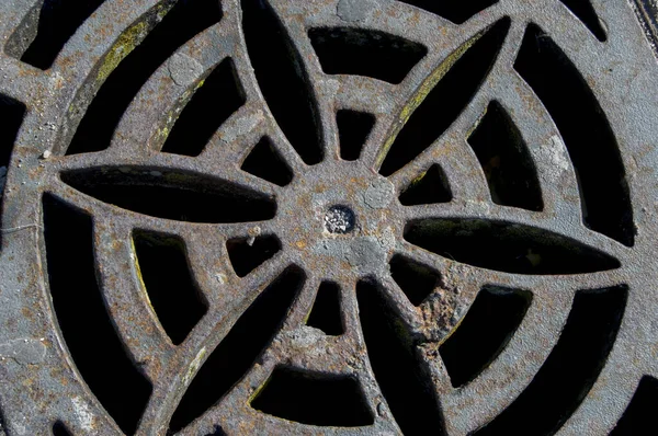 Durchbrochener Blumenförmiger Kanaldeckel — Stockfoto