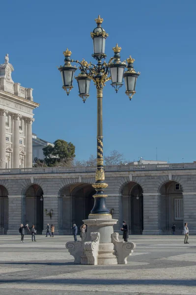 马德里王宫阿尔姆利亚广场有几个灯柱和几个灯笼 — 图库照片