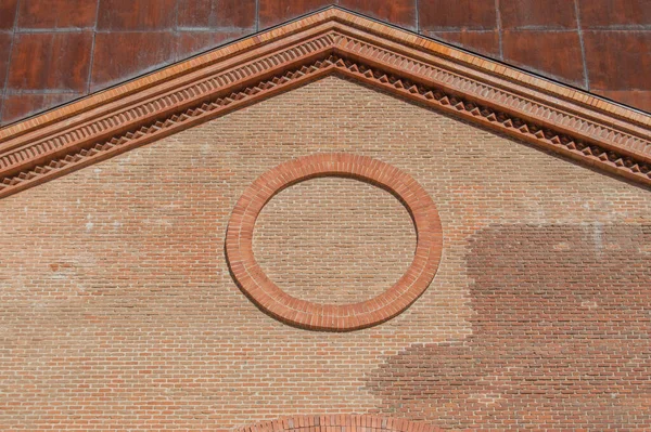 マドリードの建物の赤レンガの壁に目の見えない円 スペイン — ストック写真