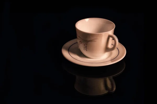 Una Taza Con Plato Blanco Aislado Sobre Fondo Negro Con — Foto de Stock