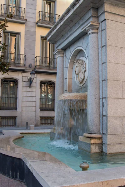 Una Fuente Ornamental Con Cara Piedra Una Plaza Madrid España — Foto de Stock