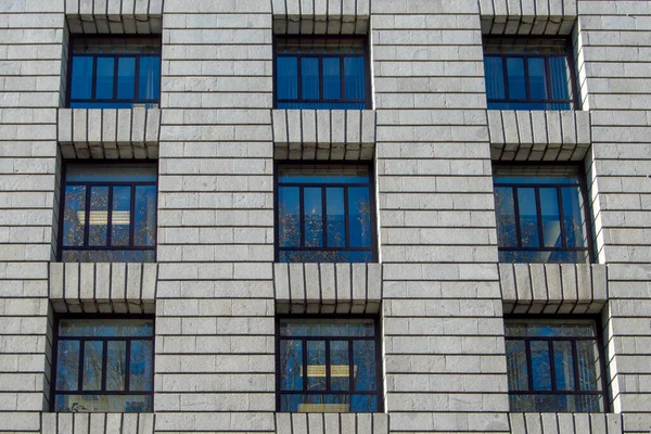 Sechs Quadratische Fenster Auf Einer Fassade Aus Weißem Backstein — Stockfoto