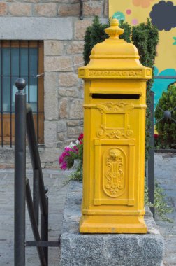 Madrid yakınlarındaki bir kasabada sarı posta kutusu. İspanya.