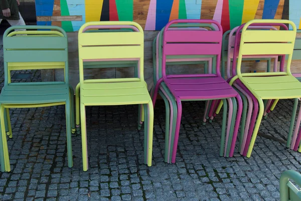 Набор Цветных Металлических Стульев Сложенных Рядом Стеной Улице — стоковое фото
