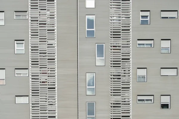 Fachada Edifício Moderno Com Janelas Retangulares Horizontal Vertical — Fotografia de Stock