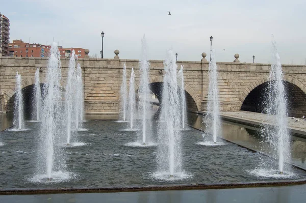 Fonte Com Jatos Diferentes Uma Lagoa Lado Ponte Segova Madrid — Fotografia de Stock