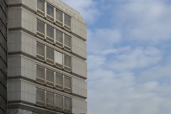 Modernes Gebäude Mit Glasfenstern Himmel Mit Wolkenhintergrund — Stockfoto