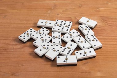 Tahta arka planda çeşitli dominolar