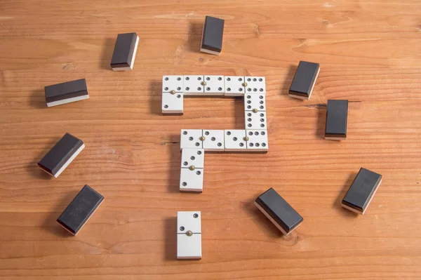 Verschillende Domino Vormen Een Vraagteken Houten Achtergrond — Stockfoto