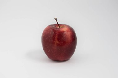 Kırmızı elma kraliyet galası beyaz arkaplanda izole edildi