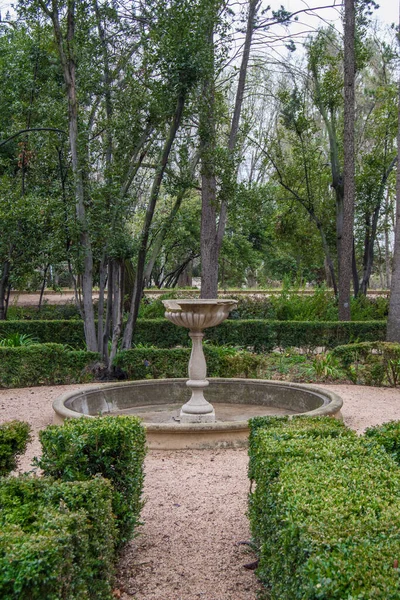 马德里的费卡 维斯塔 阿雷格里宫的历史性花园中 有石头喷泉的花园 — 图库照片