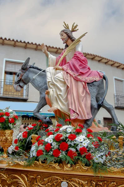 聖週間の彫刻はイエスとロバの中でスペインの木の行列で フロートの上にはイエス キリストのJhsシンボルの銘板を持っています — ストック写真