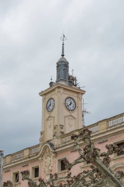Madrid 'deki Alcal de Henares belediye binasının saati. İspanya