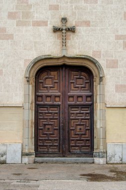 Madrid 'in Alcal de Henares katedralinde ogee kemerli Rönesans kapısı. İspanya