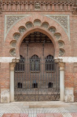 Alcala de Henares 'teki Laredo Sarayı' nda iki kolon, sermaye ve neomudejar tarzı süslemeleri olan sivri kemerli giriş. İspanya