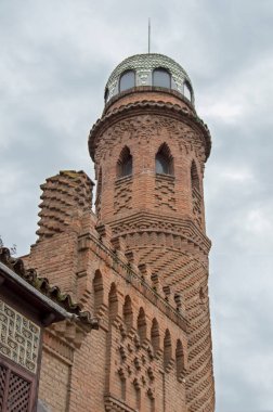 Alcal de Henares 'teki Laredo malikanesinde Neomudejar tarzında tuğla kule. İspanya