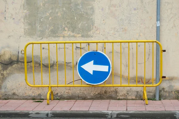 Barrikade Mit Verkehrszeichen Mit Pfeil Der Eine Richtung Einer Straße — Stockfoto
