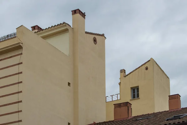 Toits Bâtiment Avec Fenêtres Cheminées Avec Ciel Nuageux Arrière Plan — Photo