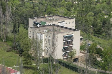 Parkın yanındaki iki apartman.