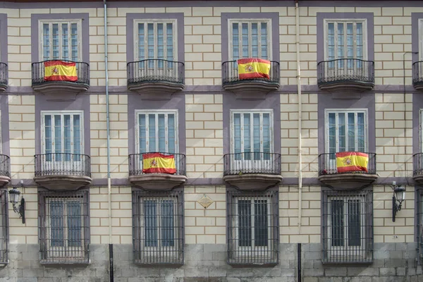 Madrid Balkonlarından Sarkan Spanyol Bayraklarıyla Cephe Spanya — Stok fotoğraf