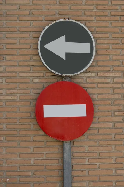 Two Traffic Signs Isolated Next Brick Wall — Stockfoto