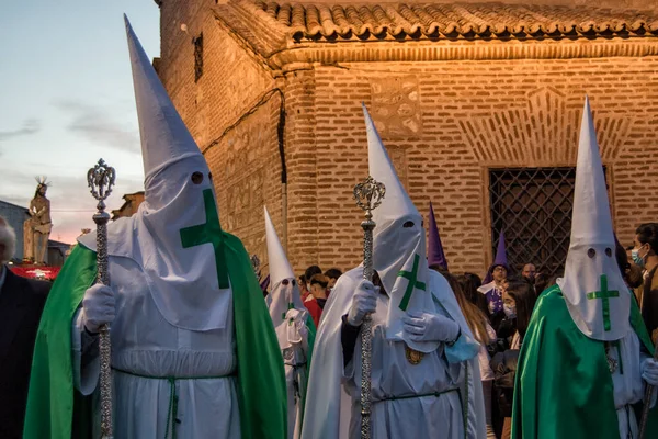 Three Penitents White Green Cape Hood Procession Spain Stockfoto