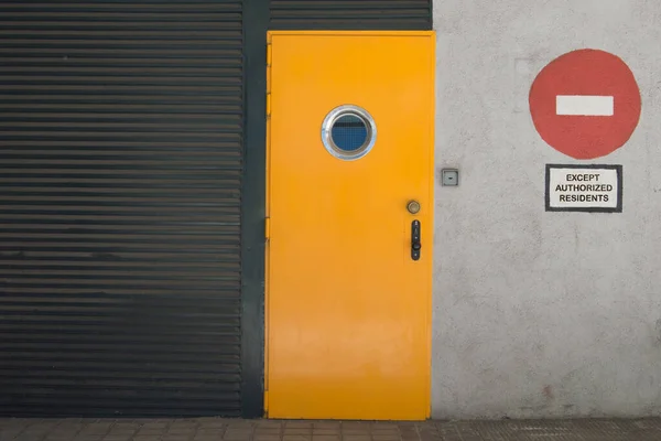 Стены Жёлтой Металлической Дверью Запрещённой Вывеской — стоковое фото