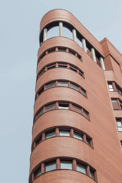 Gebäude Mit Halbrunder Fassade Und Symmetrischen Fenstern — Stockfoto