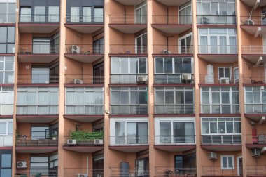 Madrid 'de bir apartmanın balkonlarıyla yüz yüze. İspanya