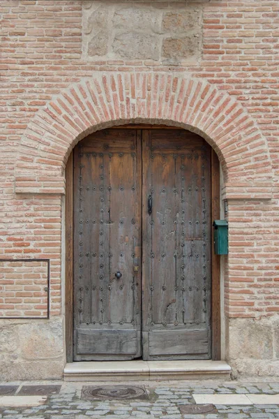 Facciata Mattoni Con Arco Rotondo Vecchia Porta Legno — Foto Stock