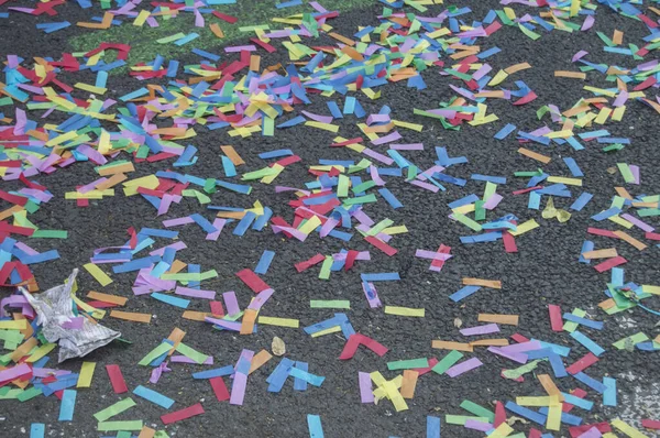 Geçit törenindeki renkli konfetilerle dolu bir geçmiş