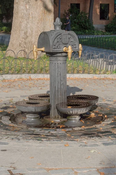 Kovová Fontána Čtyřmi Trubkami Pití Vody Parku Retiro Madridu Španělsko — Stock fotografie