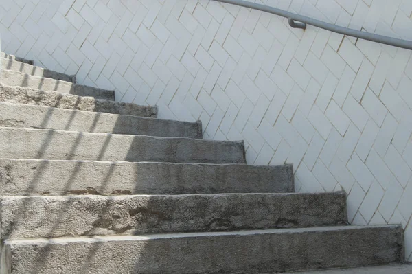 Лестница Каменными Ступенями Рядом Плиточной Стеной Железными Перилами — стоковое фото