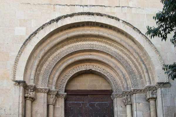 装饰的罗马式拱门和首都与雕塑在罗曼式教堂的圣米兰岛 西班牙 — 图库照片