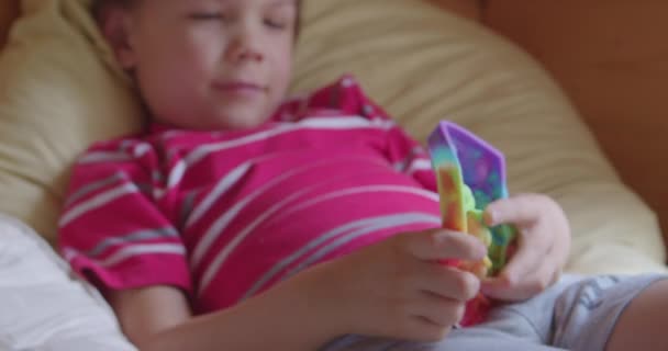 Niño niño jugando con el juguete antiestrés colorido — Vídeos de Stock