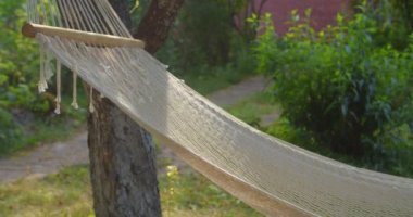 Hamak güneşte hafifçe sallanıyor.