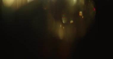 Doğal anamorfik mercek parlaması ve ışık sızıntısı ve ışın