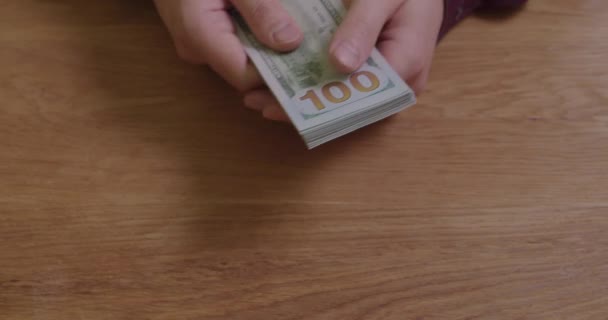 Enerzijds geeft geld aan een andere hand — Stockvideo