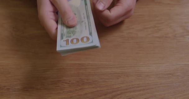 Dels ger pengar till en annan hand — Stockvideo