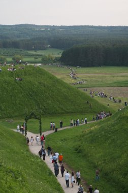 Höyüğün yaz ortası günü görüntüleyin.